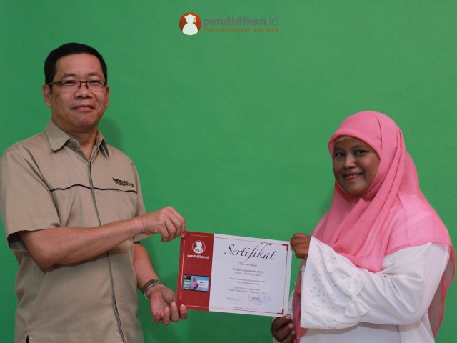 Guru Penyaji Video Pendidikan Indonesia: “Saya tetap bisa mengajar, meski sudah tak bisa mengajar” Guru Penyaji Video Pendidikan Indonesia: “Saya tetap bisa mengajar, meski sudah tak bisa mengajar”