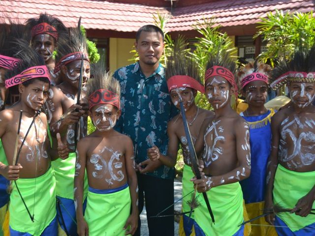 Kesulitan Buku dan Internet, Kendala yang Tak Memadamkan Api Kepedulian Dedy untuk Pendidikan di Papua Kesulitan Buku dan Internet, Kendala yang Tak Memadamkan Api Kepedulian Dedy untuk Pendidikan di Papua