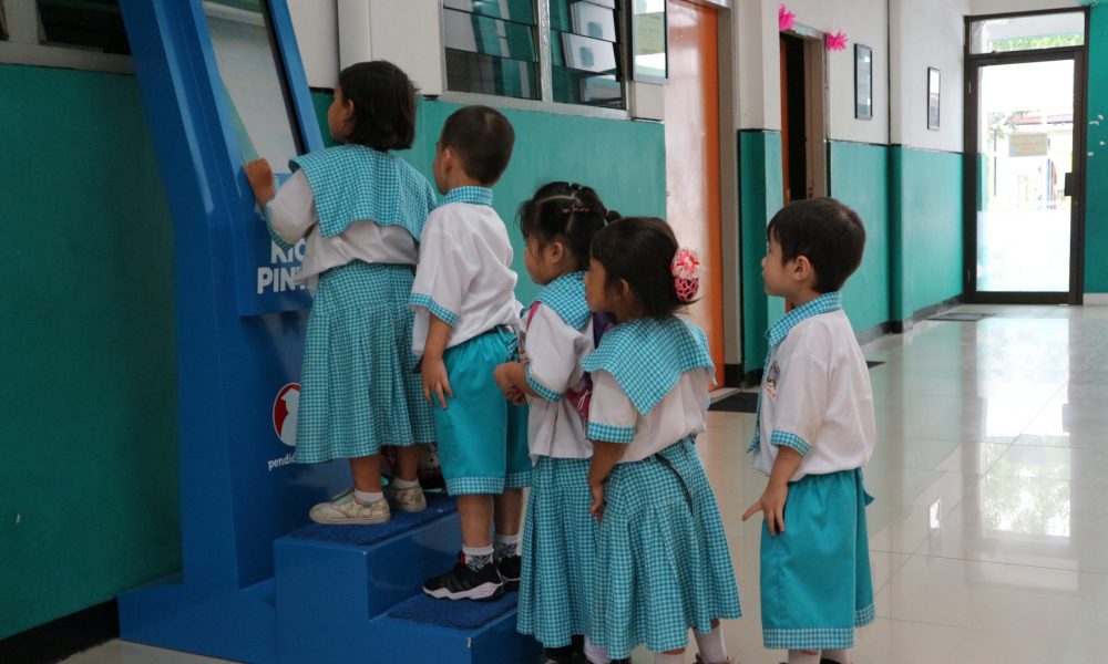 Siswa Sekolah Dasar dan Pra-Sekolah Beramai-Ramai Antre 