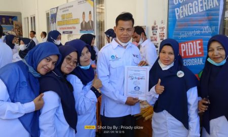 Supriadi Bersama Rekan Guru di Acara Temu Karya Guru Penggerak Angkatan 1 Kab. Pidie, Aceh
