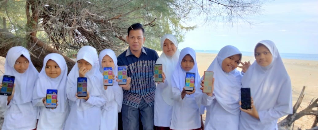 Supriadi Bersama Siswa Belajar Secara Digital di Pantai