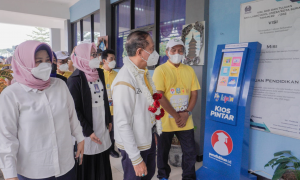 Mencoba Kipin ATM dalam Kunjungan Menpora ke SMA Labschool UNESA