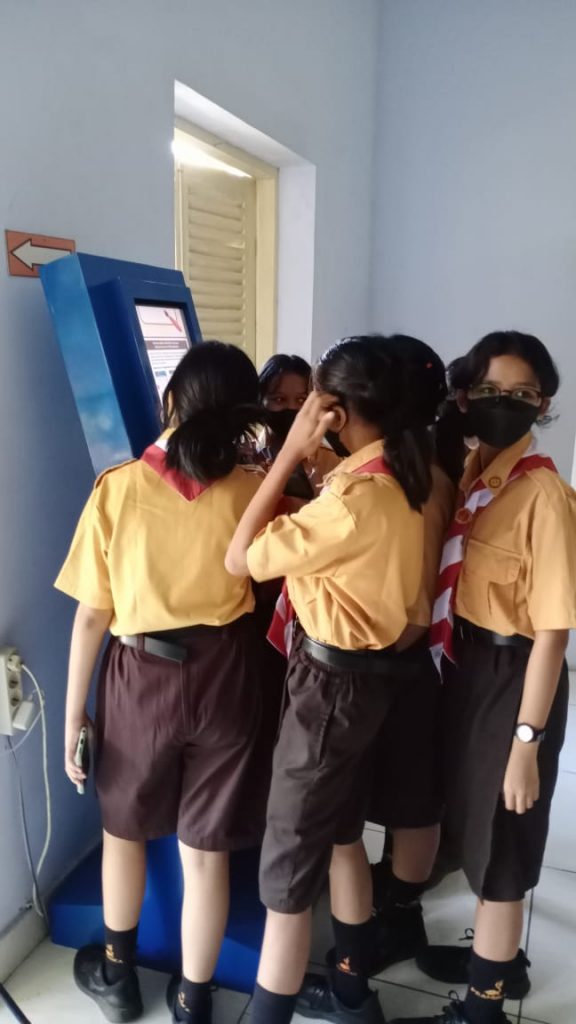 Siswa SMP Krista Gracia Klaten dengan Kipin ATM