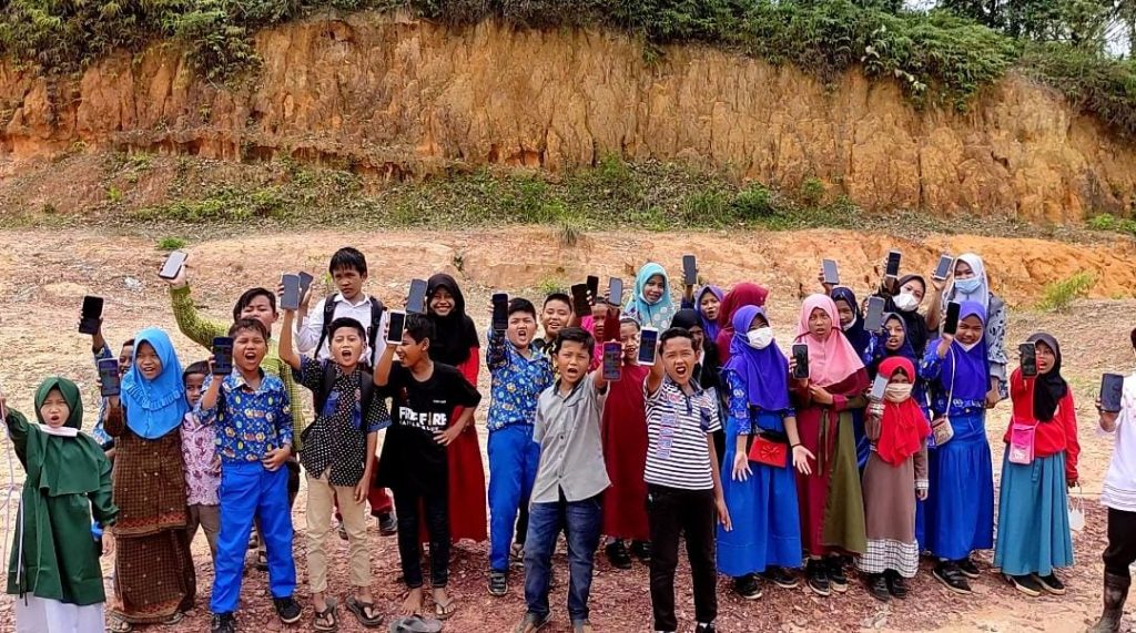 Students of SDN 154 Talang Aro in Bukit Ceria for internet signal so they can get lots of Kipin Learning Materials to take home