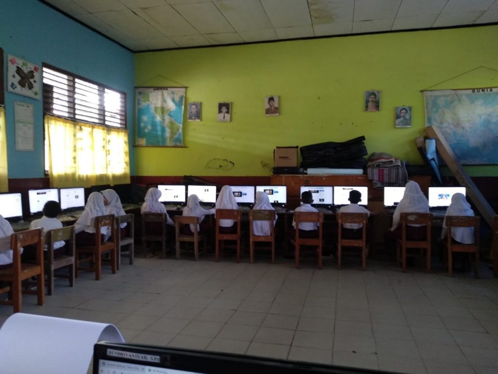 Siswa SD Negeri 2 Way Urang belajar secara digital
