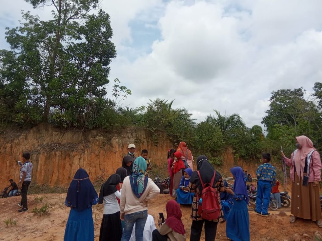 Students of SDN 154 Talang Aro at Ceria Hill, Looking for Internet Signal for study