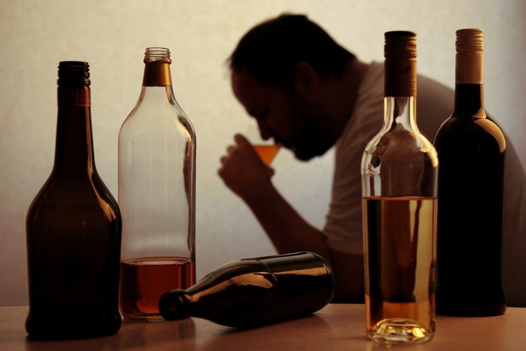 Seorang Laki-laki yang kecanduan dan tengah mabuk minuman beralkohol (ilustrasi) (Sumber: Envato)