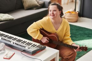 Seorang perempuan muda pengidap down syndrome yang tengah memainkan alat musik