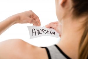 Ilustrasi seorang perempuan yang akan melawan gangguan anorexia (Sumber: Envato)