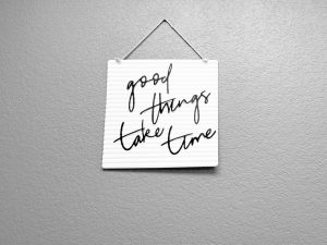 Ungkapan 'Good Things Take Time' tentang kesabaran dalam meraih hal baik (Sumber: Envato)