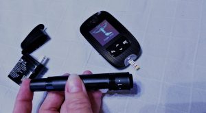 Alat pengukur gula darah atau glukometer (Sumber: Envato)