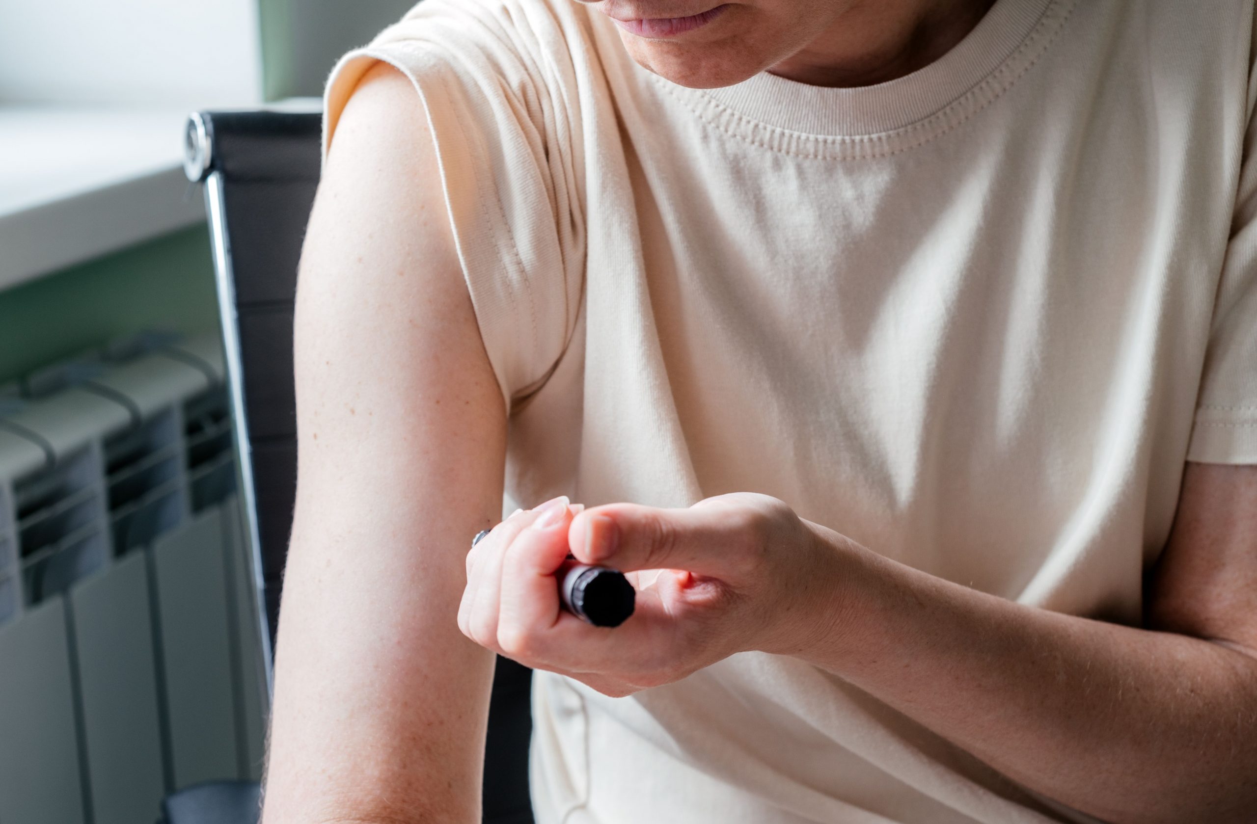 Seorang pengidap diabetes sedang melakukan injeksi insulin pada lengannya (Sumber: Envato)