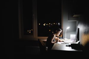 Seorang siswi sekolah sedang belajar hingga tengah malam (Sumber: Envato)