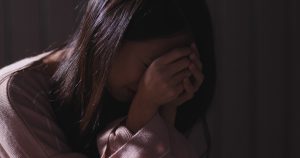 Seorang perempuan tengah menangis sebagai bagian dari gangguan depresi (Ilustrasi. Sumber: Envato)