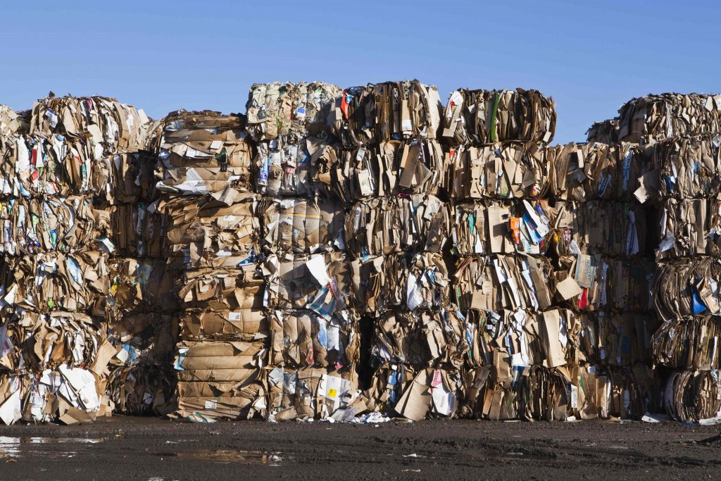Tumpukan sampah yang berada di tempat pembuangan (Sumber: Envato)