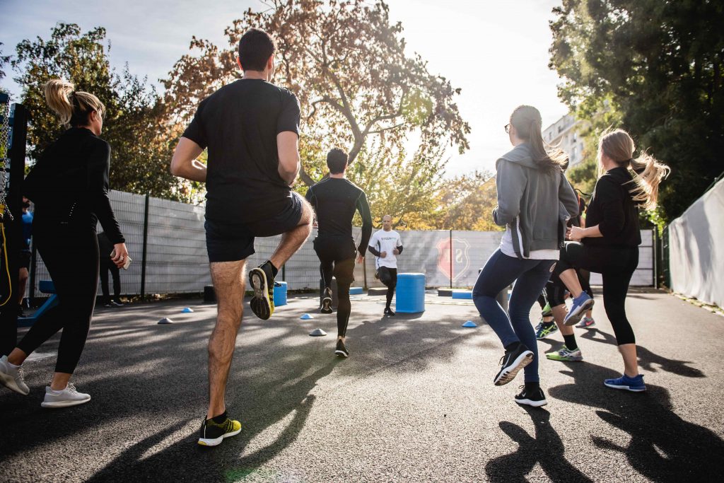 Sekumpulan orang sedang berolahraga jogging (Photo by Gabin Vallet on Unsplash)