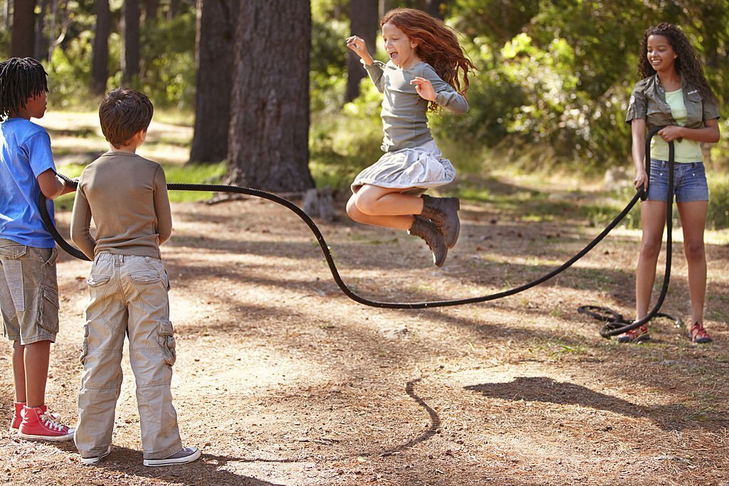 Ilustrasi anak-anak sedang bermain lompat tali bersama (gambar : istockphoto)
