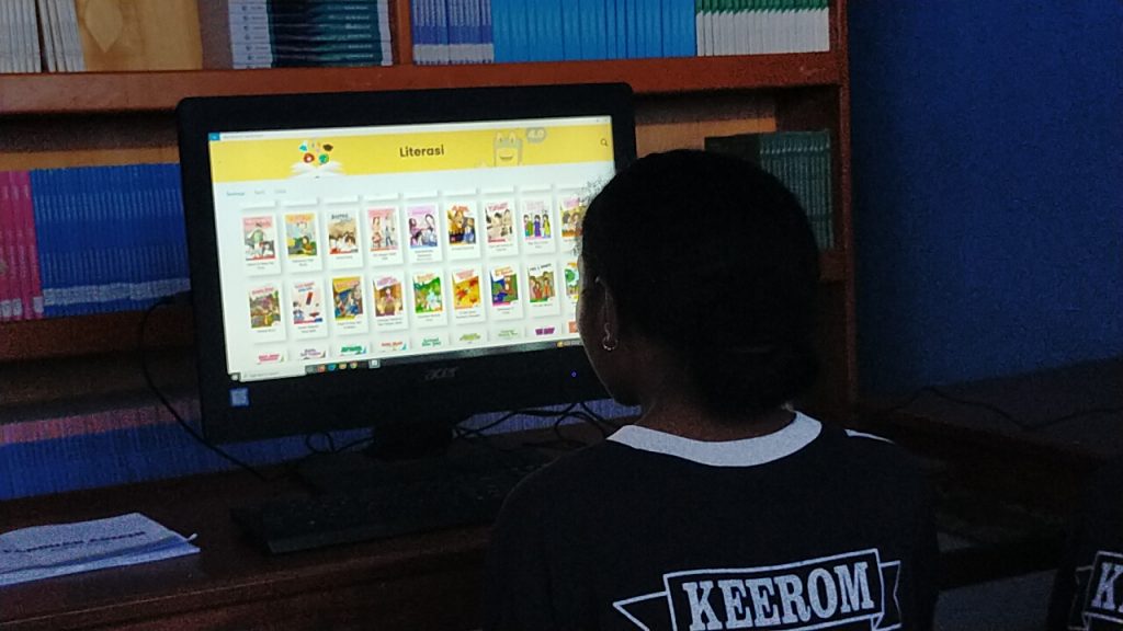 Siswa di Salah Satu Sekolah di Keerom, Papua. Membaca literasi melalui perpustakaan digital tanpa internet