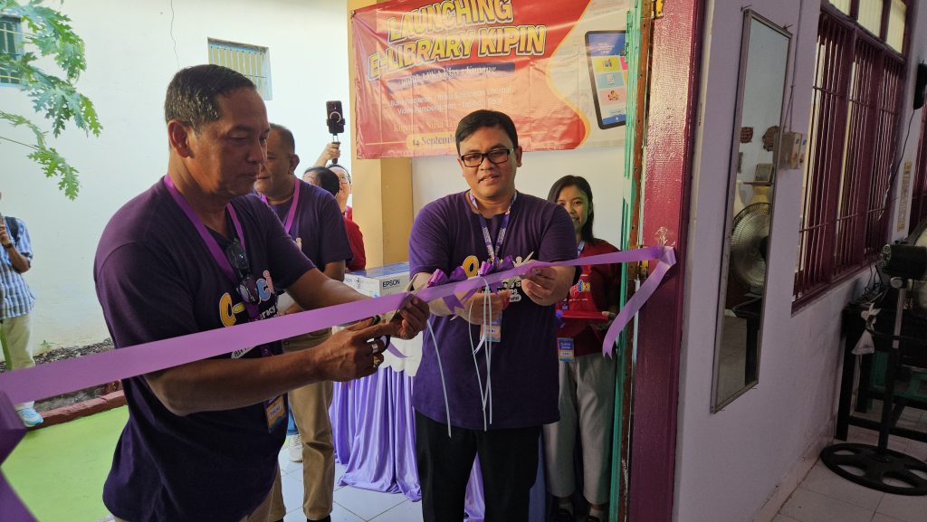 Pemotongan Pita pada Launching E-Library di LPKA Klas I Kupang