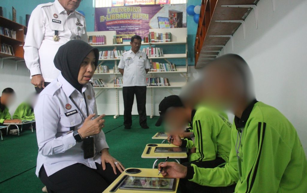  Kadivpas Dwi Nastiti Handayani Mengunjungi Aktivitas Belajar Anak Binaan di Perpustakaan