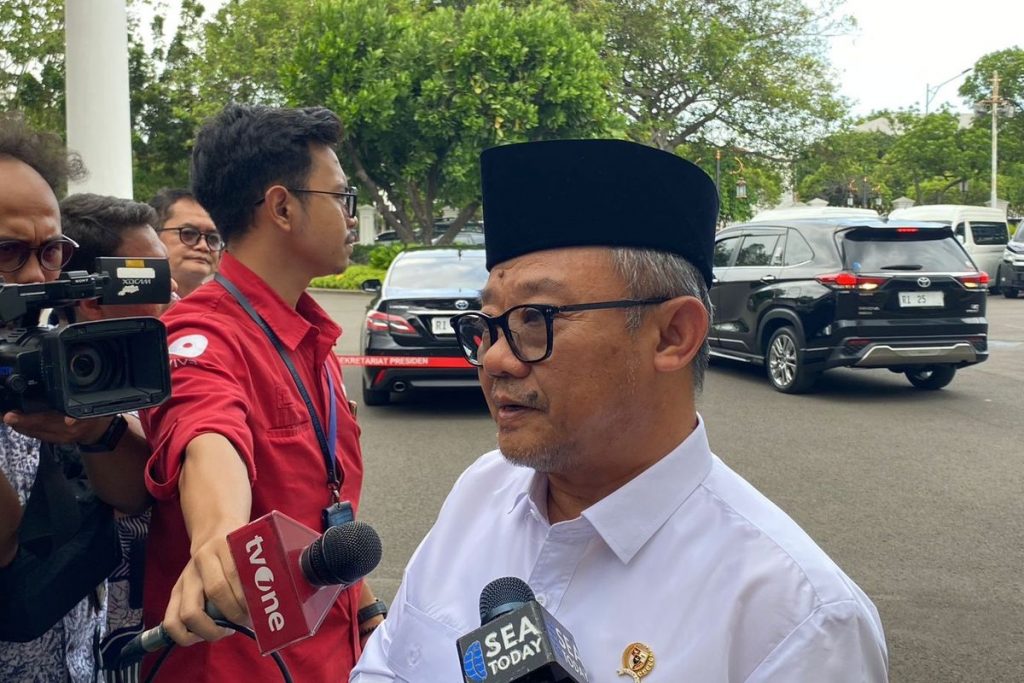 Menteri Pendidikan Dasar dan Menengah (Mendikdasmen) Abdul Mu'ti menemui Presiden Prabowo Subianto di Kompleks Istana Kepresidenan, Jakarta Pusat, Kamis (12/12/2024). (KOMPAS.com/FIKA NURUL ULYA)