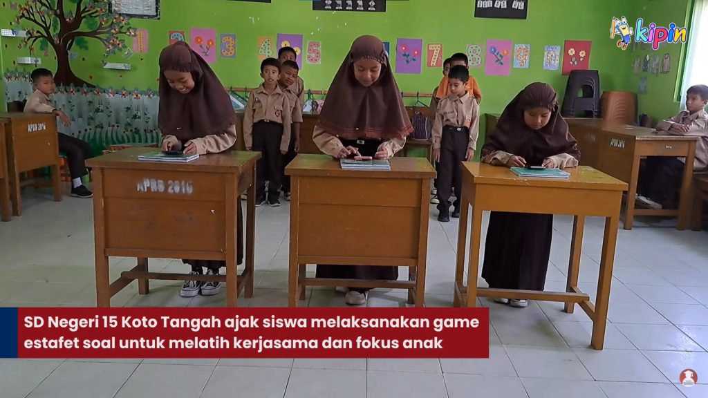 Game Estafet Mengerjakan Latihan Soal Aplikasi Kipin di SD Negeri 015 Koto Tangah