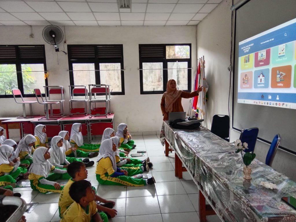 Teacher using Kipin at SDN Sukasari 7, Tangerang, Banten