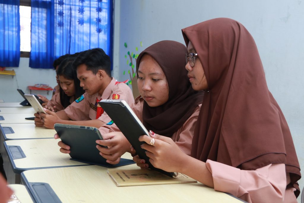 SMA Labschool Surabaya students implement digitalization during teaching and learning activities