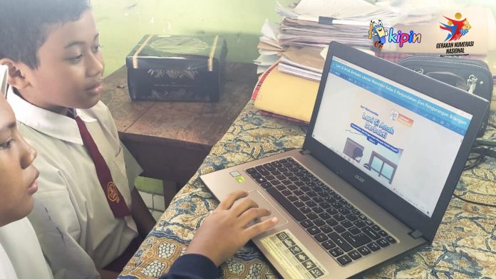 Pelajar Sekolah Dasar belajar dengan Buku Literasi Numerasi Kipin dalam aplikasi Kipin School 4.0