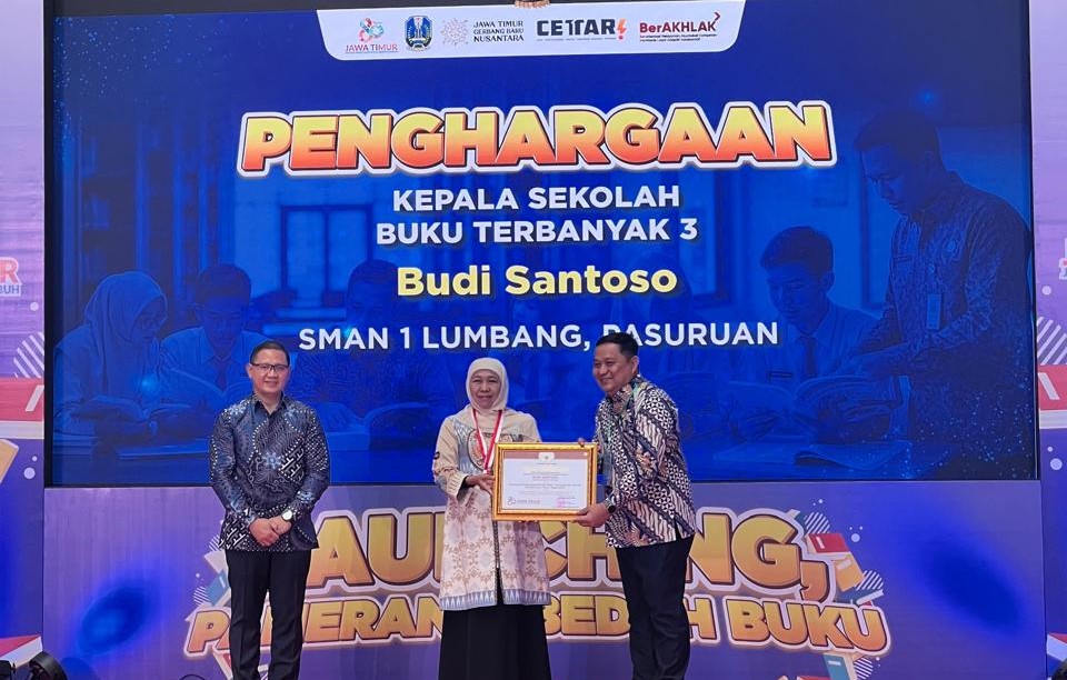 Gerakan Literasi Jatim Pecahkan Rekor MURI, Kepala Sekolah SMA di Lumbang Menyumbang Karya Buku Terbanyak ke 3