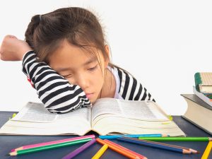 Ilustrasi seorang anak perempuan yang malas membaca buku (Source: freepik.com; From: Jcomp)