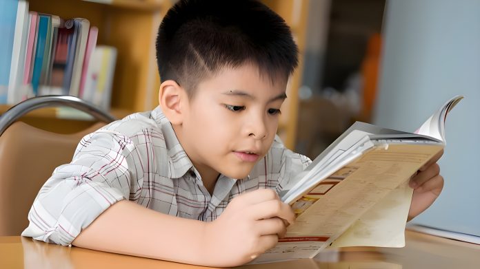 Ilustrasi seorang anak laki-laki sedang fokus membaca buku komik (Source: Freepik.com/Magnific)