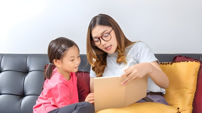 Ilustrasi anak perempuan membaca buku bersama ibunya (Source: Freepik.com)