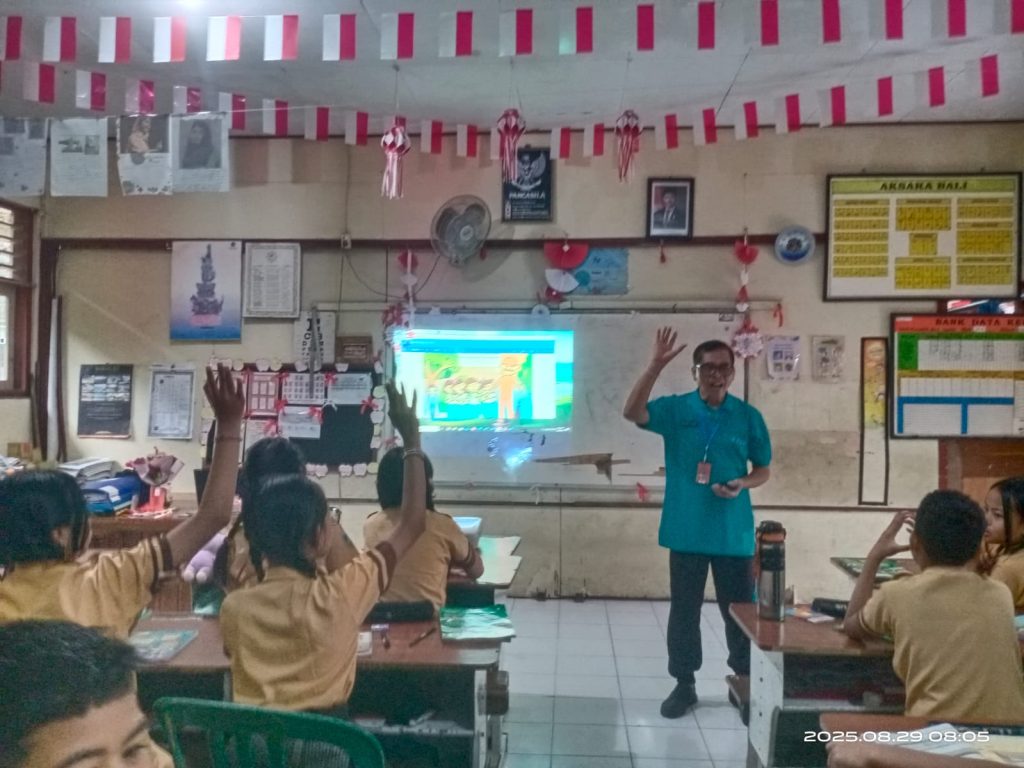 Seorang guru sedang menjalankan kegiatan belajar mengajar menggunakan platform digital Kipin