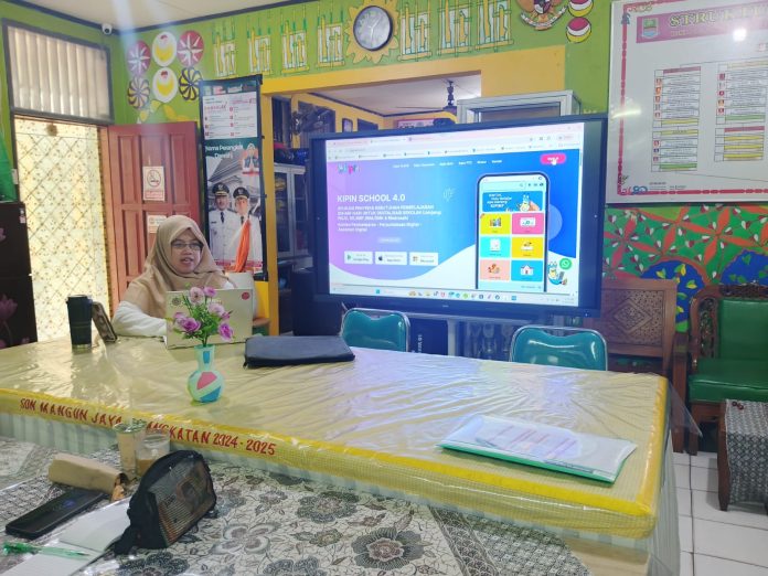 Guru atas nama Ibu Nur Hikmah Wijaya dari SDN Mangunjaya 01 sedang melakukan sosialisasi aplikasi Kipin School 4.0