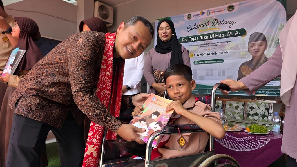 Wamendikdasmen Fajar Riza Ul Haq saat mengunjungi SLB Negeri Handayani, Kabupaten Sukabumi, dalam rangka memperingati Hari Bahasa Isyarat Internasional, Kamis (24/9). (Dok. Kemendikdasmen/mediaindonesia.com)