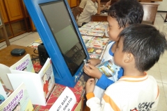 anak-anak-bersama-kios-pintar-pendidikan-digital-indonesia01