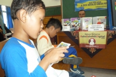 membaca-komik-pendidikan-bacaan-literasi-indonesia03