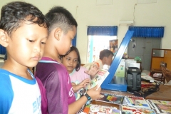 membaca-komik-pendidikan-bacaan-literasi-indonesia11