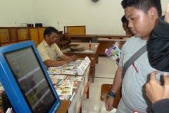 pelajar-indonesia-menyempatkan-diri-membaca-komik-pendidikan-diluar-sekolah02
