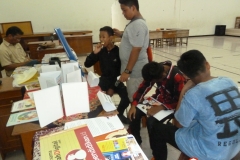 pelajar-indonesia-menyempatkan-diri-membaca-komik-pendidikan-diluar-sekolah03