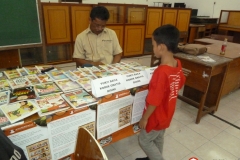 pelajar-indonesia-menyempatkan-diri-membaca-komik-pendidikan-diluar-sekolah06