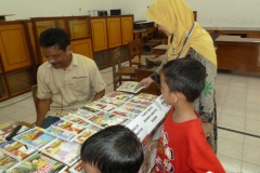 pelajar-indonesia-menyempatkan-diri-membaca-komik-pendidikan-diluar-sekolah07