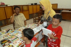 pelajar-indonesia-menyempatkan-diri-membaca-komik-pendidikan-diluar-sekolah08