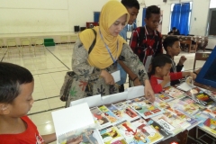 pelajar-indonesia-menyempatkan-diri-membaca-komik-pendidikan-diluar-sekolah09