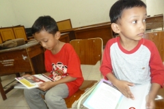 pelajar-indonesia-menyempatkan-diri-membaca-komik-pendidikan-diluar-sekolah10
