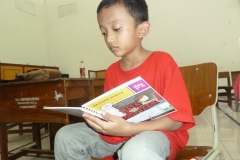 pelajar-indonesia-menyempatkan-diri-membaca-komik-pendidikan-diluar-sekolah11