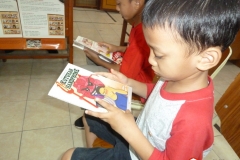 pelajar-indonesia-menyempatkan-diri-membaca-komik-pendidikan-diluar-sekolah12