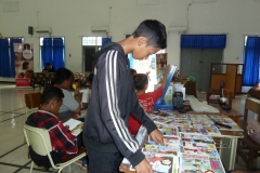 pelajar-indonesia-menyempatkan-diri-membaca-komik-pendidikan-diluar-sekolah14
