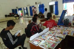 pelajar-indonesia-menyempatkan-diri-membaca-komik-pendidikan-diluar-sekolah15